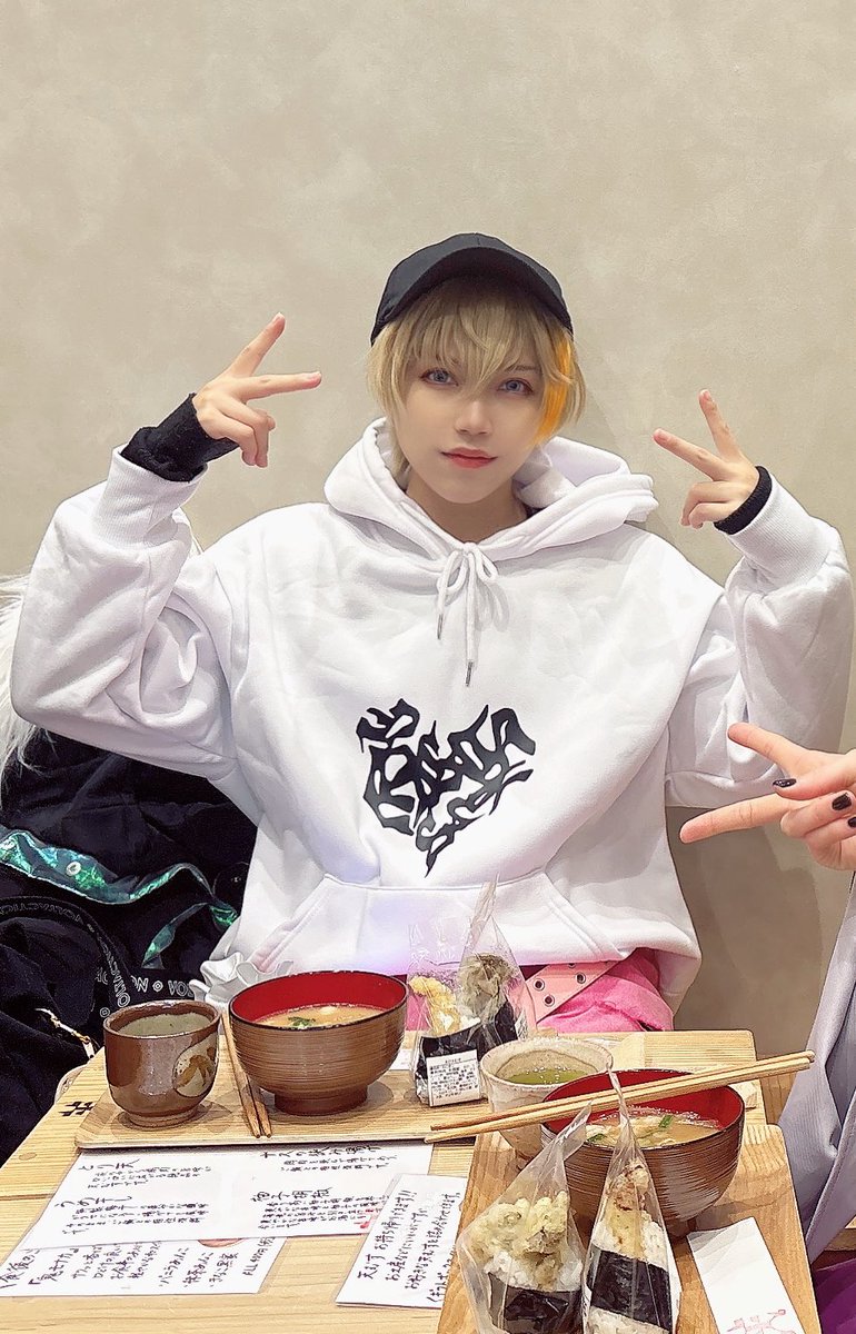 ※cos / 🍝🍷
アウター脱いでるしフードもはずしてるけど
謎に盛れてた私とおむすびと豚汁