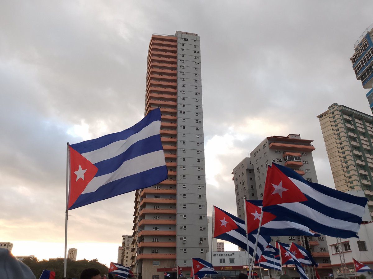 Marcha del pueblo combatiente 
Ejemplo de que en #Cuba, ejemplo de que un pueblo quiere a sus hijos 
Ni muertos ni olvidados