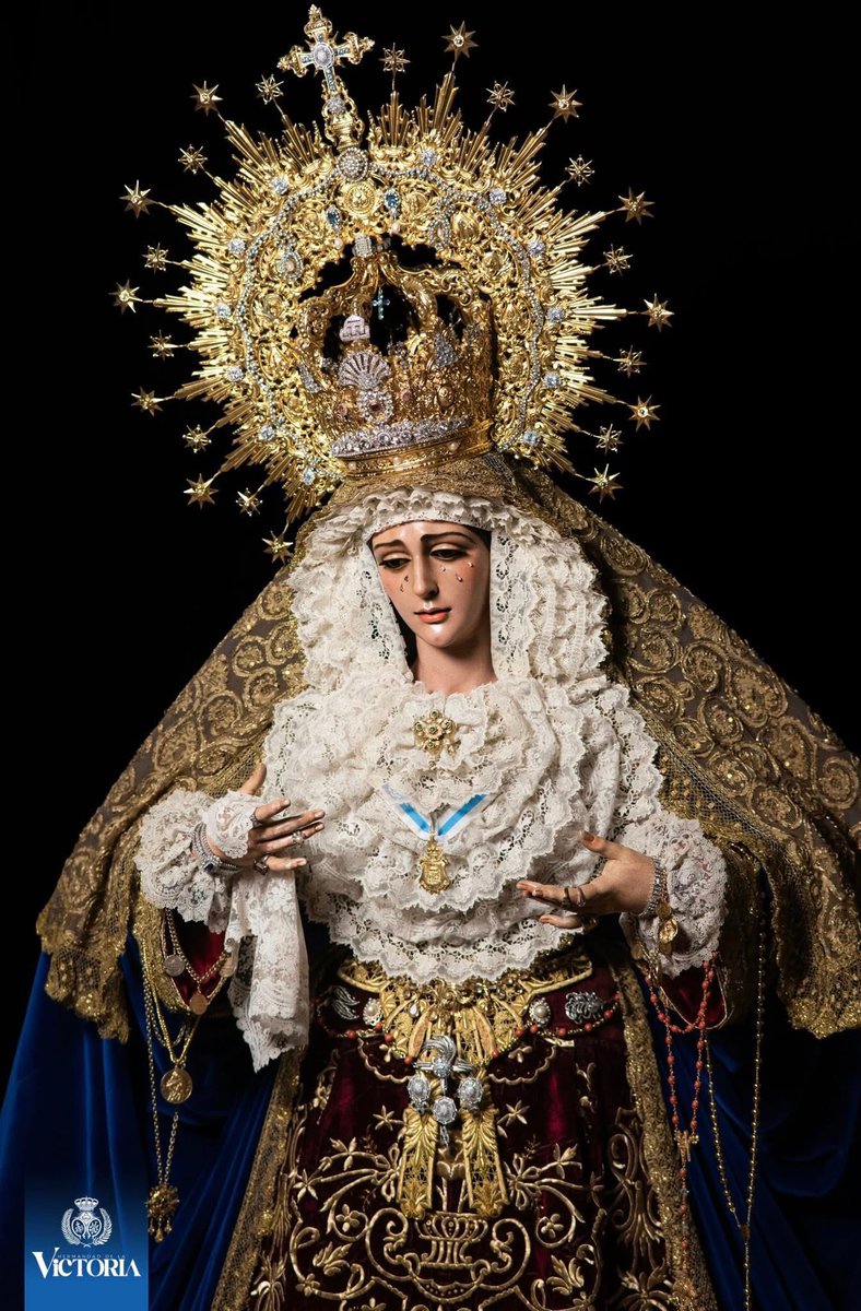 ¡La Victoria de Huelva está radiante! 

El enjoyamiento  ya característico de la corona.