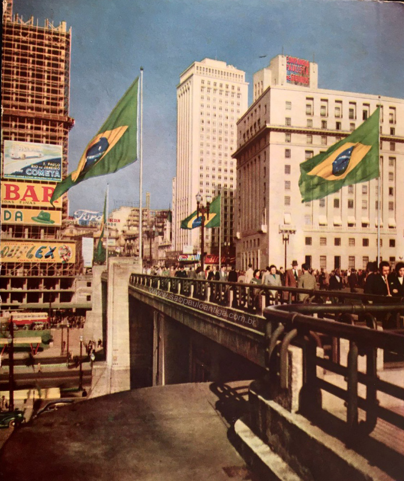 Viaduto do Chá e, ao fundo, a então sede das Indústrias Matarazzo (IRFM), atualmente Prefeitura de São Paulo em fevereiro de 1955. Destaque no canto esquerdo para o Edifício Conde de Prates em construção.

Interessante notar as bandeiras do Brasil hasteadas ao longo do viaduto.