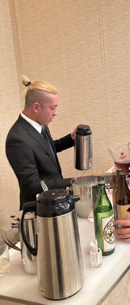 成人式で酔いながら酒を作ってる俺の写真友達から送られてきたw