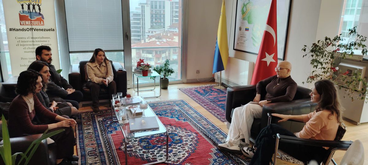 Venezuela halkı ve Venezuelalı avukatların yanındayız. 

Bugün inisiyatif üyelerimizden oluşan 4 kişilik bir heyet Venezuela İstanbul başkonsolosluğunda bir görüşme gerçekleştirdi. Görüşmede savunma hakkı, uluslarası hukukun ihlalleri ve emperyalist saldırılar konuşuldu.