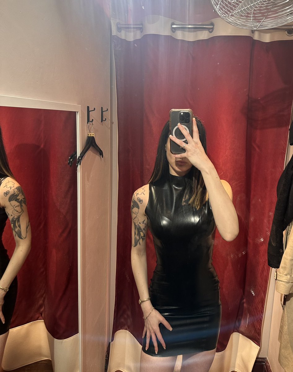 Misszoenoir's tweet photo. 1 or 2? https://t.co/q267J7qdid