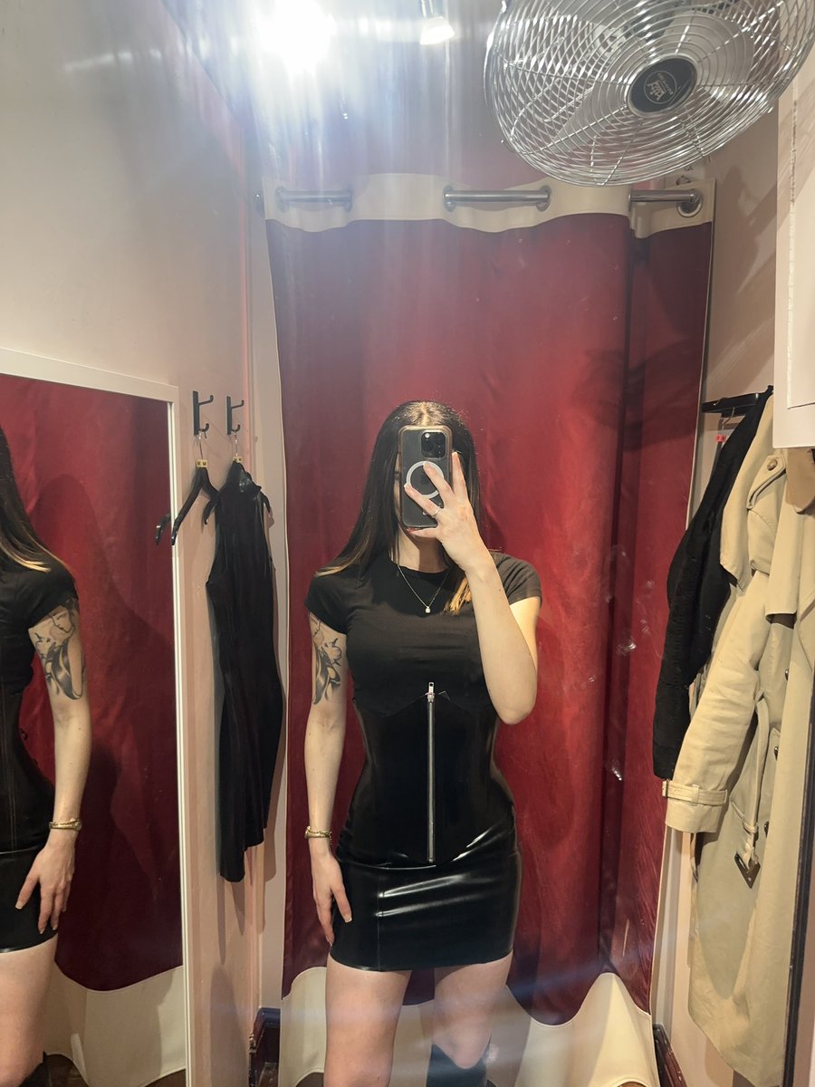 Misszoenoir's tweet photo. 1 or 2? https://t.co/q267J7qdid