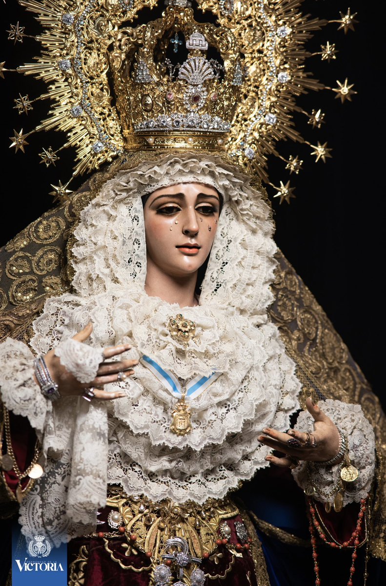HdadVictoria's tweet photo. La Santísima Virgen luce para la ocasión saya de terciopelo burdeos bordada en oro, portando manto de terciopelo azul pavo y toca de sobremanto bordada por Dña. Esperanza Elena Caro, coronando sus sienes la presea obra de D. Jesús Domínguez de 1974, enriquecida para la ocasión. https://t.co/NZ8Lbti3te