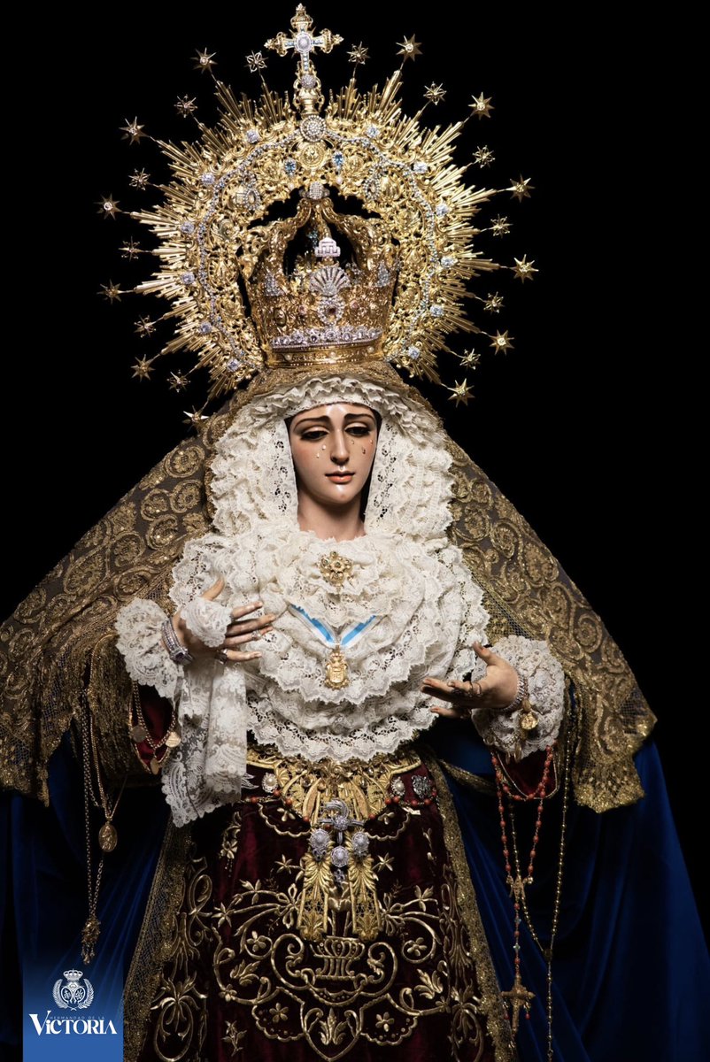 HdadVictoria's tweet photo. El tocado ha sido confeccionado con un encaje de técnica mixta de guipur y punto de aguja. Ciñendo su cintura la lazada bordada en oro por D. Alberto Muriel, bajo diseño de N.H.D. Juan Robles. https://t.co/KlzY7nYglG
