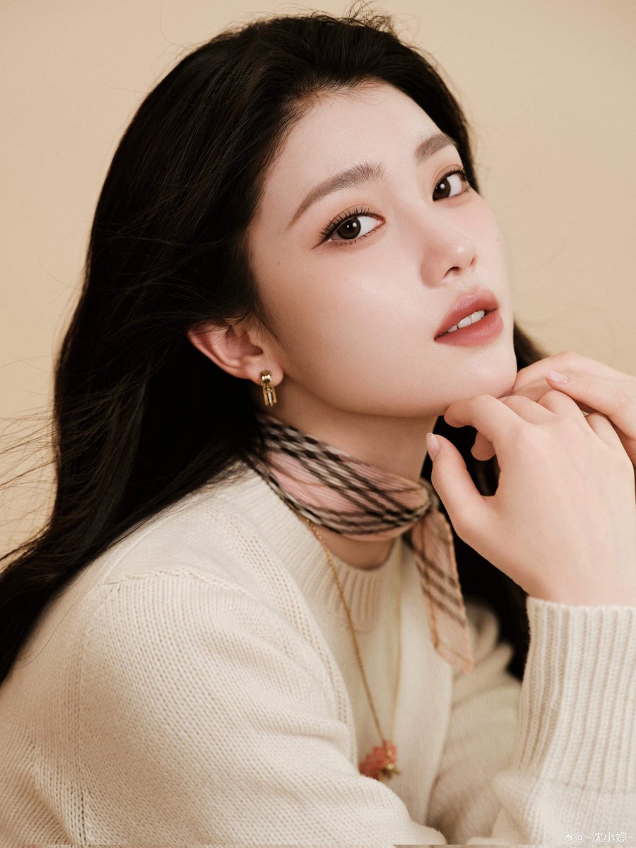 godxiaoting's tweet image. OH MY GOD THERE'S MOREEEEE 😍😍😍

#XIAOTINGxBURBERRY #BurberryBeauty