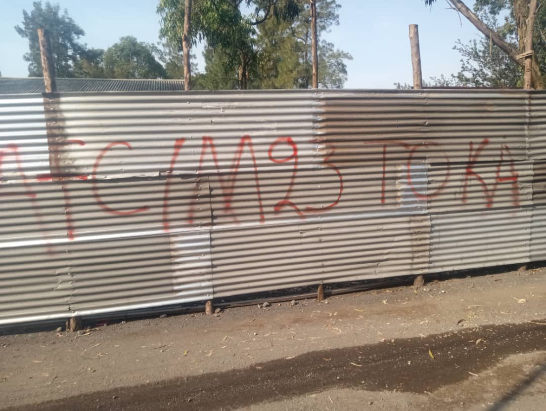 Ben_Murhabazi's tweet photo. 🚨 #GOMA : Malgré la terreur des rebelles du #M23/#AFC soutenus par le #Rwanda, la population de Goma se réveille encore une fois. Le 16 janv. 2026, des messages forts ont été inscrits sur les murs : “#M23 = Rwanda”, “M23 #dégage”, “M23 #Toka” (M23, #partez).
Le peuple se libère https://t.co/WTdJuqtlKG