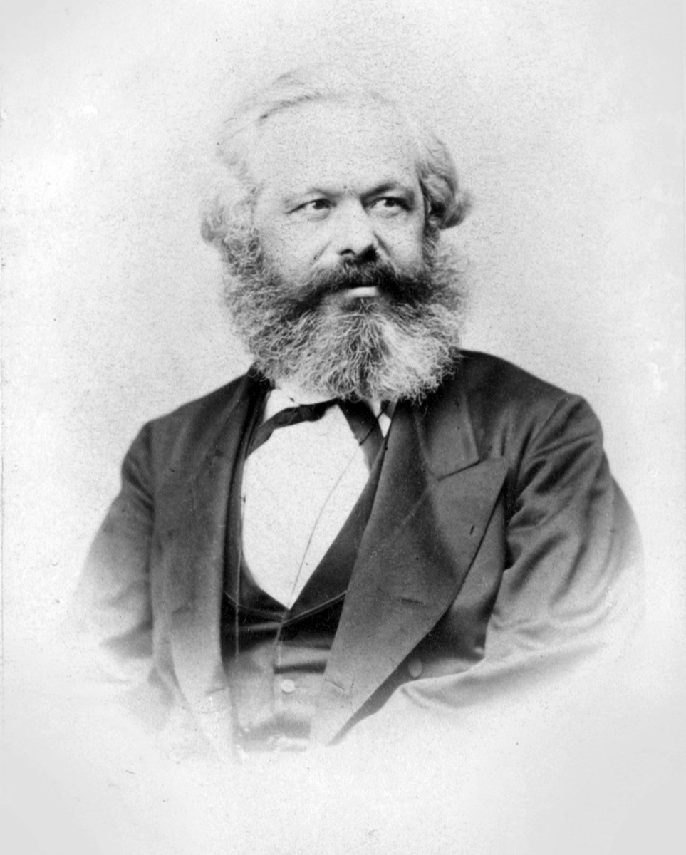 ''Ekonomistler burjuva sınıfının bilimsel temsilcileri olduğu gibi sosyalistler ve komünistler de proleter sınıfın teorisyenleridir. Proletarya bir sınıf olarak kendini oluşturmak için henüz yeterince gelişmemiş olduğu sürece ve dolayısıyla proletaryanın burjuvazi ile mücadelesi+