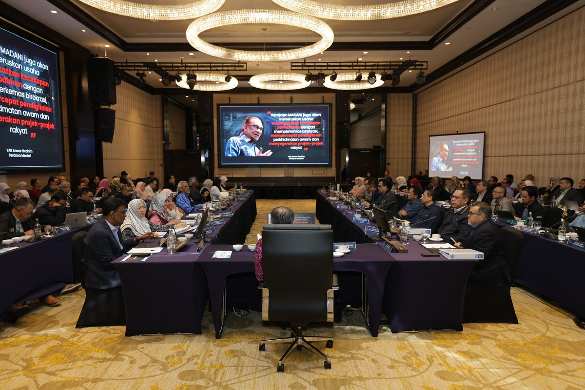 Mesyuarat Perancangan Strategik Pengurusan Tertinggi Kementerian Pengangkutan Malaysia (Retreat MOT) 2026 telah berlangsung pada 15 hingga 17 Januari 2026 di Melaka sebagai wadah memperkukuh tadbir urus berteraskan nilai Malaysia MADANI. 
....