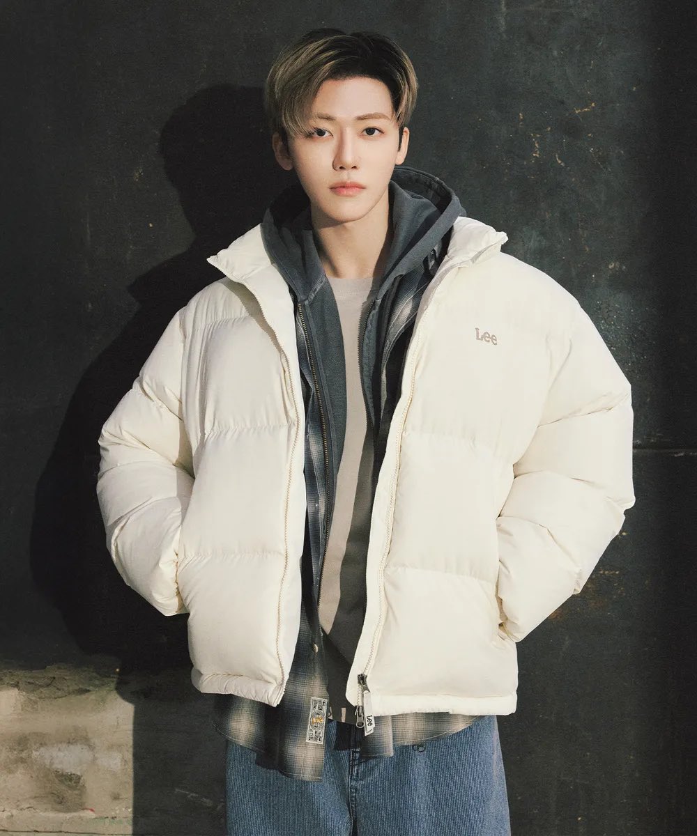 f03p18's tweet image. สมมงคุณ APAC Brand Ambassador จัง คนเราจะมีเสื้อรุ่นเดียวกันกี่สีก็ได้ เพราะว่าเราได้เป็น new icon คนใหม่ที่ถ่ายแคมเปญ SS26 ให้แบรนด์ Lee น่ะ 😁