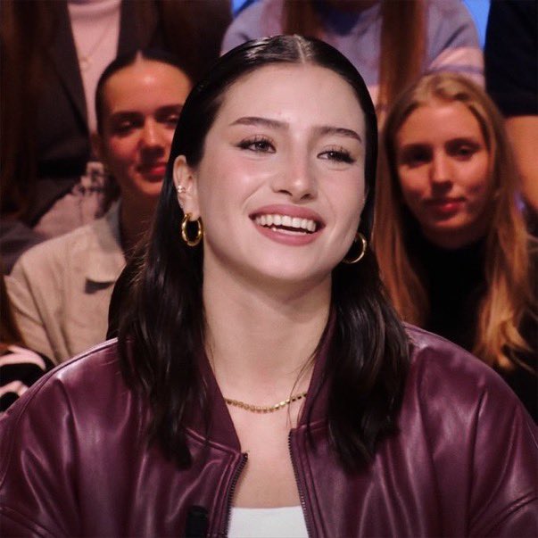 lenox_bbb's tweet image. Une telle face card mérite une belle pochette d'album

Lénie laisse pas Columbia foirer ça