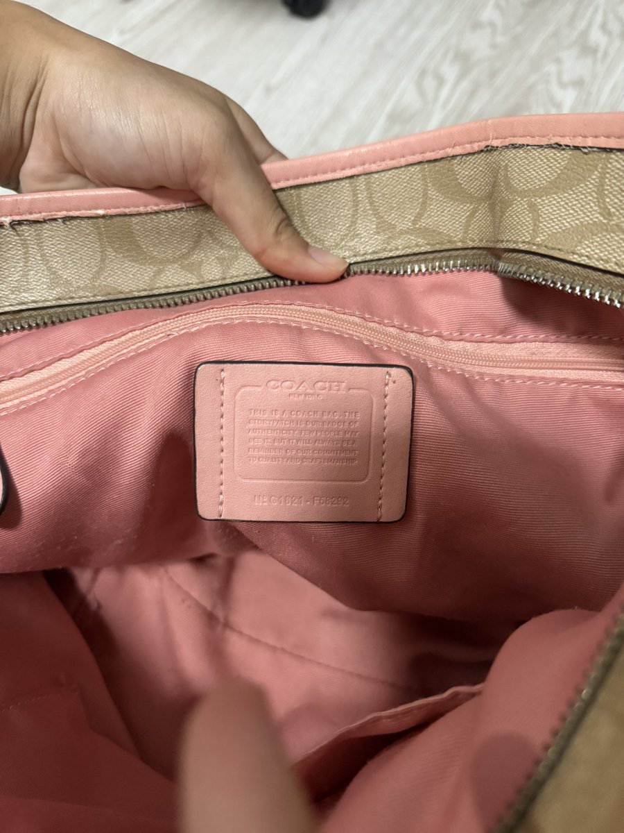 isgerbera's tweet photo. กระเป๋า coach 1️⃣1️⃣9️⃣0️⃣฿
มีตำหนิตามสาย ไม่มีผลต่อการใช้งานค่ะ ดูพต.เดมค่ะ
พร้อมโอนลดได้✔️ ขอคนรับตน.ได้✔️
(พบเจอขโมยรูป ปรับ10เท่า)
#ส่งต่อCoach #ส่งต่อเสื้อผ้า #coachมือสอง #ส่งต่อกระเป๋า https://t.co/YDqfsemDNw