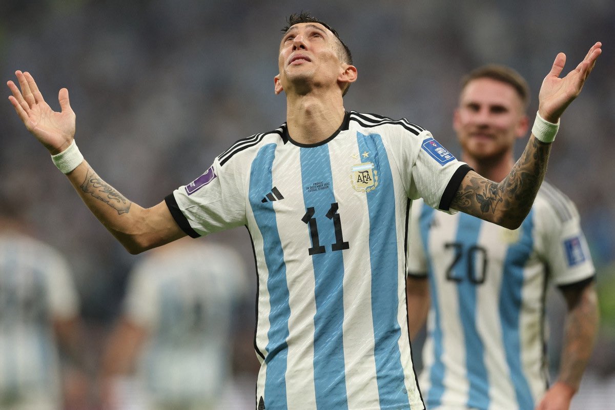 Footballdayy10's tweet photo. #Décla🎙️: Ángel Di María 🇦🇷:
 « 𝗢𝗻 𝗱𝗶𝘁 𝗾𝘂𝗲 𝗺𝗼𝗻 𝗽𝗲̀𝗿𝗲 𝗲́𝘁𝗮𝗶𝘁 𝘂𝗻 𝗳𝗼𝗼𝘁𝗯𝗮𝗹𝗹𝗲𝘂𝗿 𝗲𝗻𝗰𝗼𝗿𝗲 𝗺𝗲𝗶𝗹𝗹𝗲𝘂𝗿 𝗾𝘂𝗲 𝗺𝗼𝗶, mais il s’est brisé les genoux quand il était jeune, et son rêve est mort.

𝗢𝗻 𝗱𝗶𝘁 𝗾𝘂𝗲 𝗺𝗼𝗻 𝗴𝗿𝗮𝗻𝗱-𝗽𝗲̀𝗿𝗲 𝗲́𝘁𝗮𝗶𝘁 𝗲𝗻𝗰𝗼𝗿𝗲 𝗺𝗲𝗶𝗹𝗹𝗲𝘂𝗿 𝗾𝘂𝗲 𝗹𝘂𝗶, mais il a perdu ses deux jambes dans un accident de train, et son rêve est mort.

Mon rêve a failli mourir tant de fois.
Mais mon père a continué à travailler sur les toits… ma mère a continué à pédaler… et moi, 𝗷’𝗮𝗶 𝗰𝗼𝗻𝘁𝗶𝗻𝘂𝗲́ 𝗮̀ 𝗰𝗼𝘂𝗿𝗶𝗿 𝗮𝘃𝗲𝗰 𝗹𝗲 𝗯𝗮𝗹𝗹𝗼𝗻 𝗮𝗳𝗶𝗻 𝗱'𝗮𝘁𝘁𝗲𝗶𝗻𝗱𝗿𝗲 𝗻𝗼𝘁𝗿𝗲 𝗿𝗲̂𝘃𝗲. »

(TyC Sports)