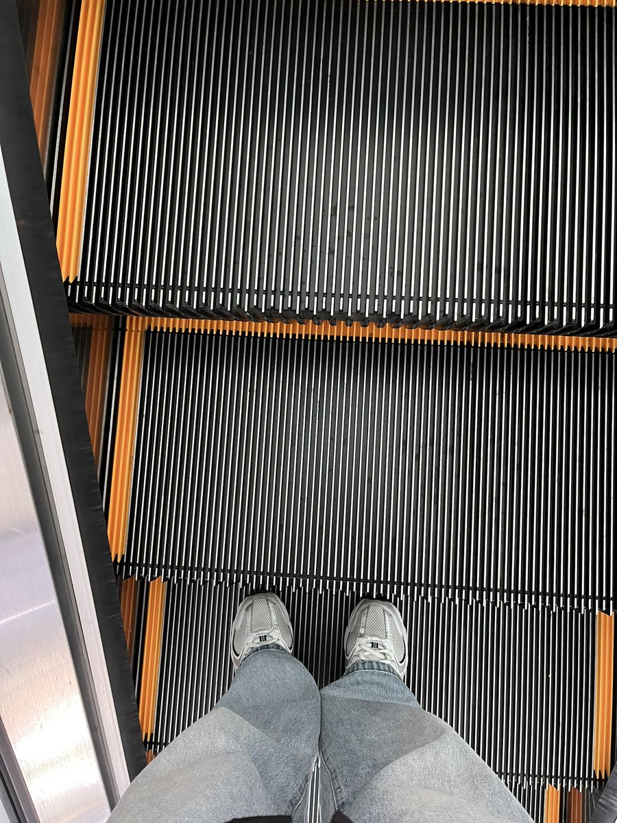 Macarooonspc's tweet image. met longweek