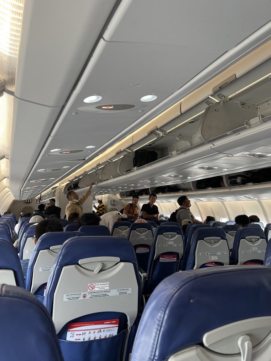 Macarooonspc's tweet image. met longweek