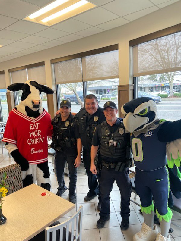 PuyallupPD's tweet image. Happy Blue Friday! Go Hawks!💙💚
#PuyallupPD #Blitz #chickfila