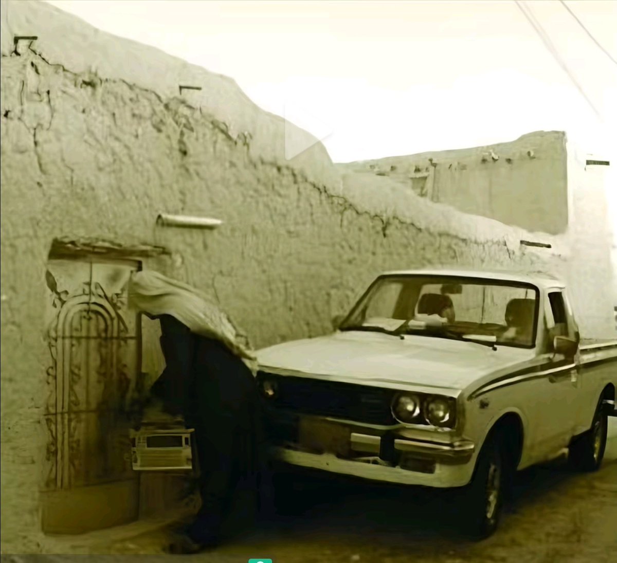 Abdazizghadeer's tweet image. وفجأة تكتشف أن الرجل الذي كان يغادر المنزل صباحا ويعود مساء لم يعد والدك، بل أصبحت أنت.
تحمل نفس التعب، ونفس الصمت الذي لم تفهمه يوما.
تدرك متأخرا أن الغياب لم يكن قسوة، بل مسؤولية.
وأن ذلك الرجل كان يكبر بصمت ليبقيك صغيرا بأمان.
وحين احتجت أن تجده لتودّعه 🥲 ، لم تجده، فزاد…