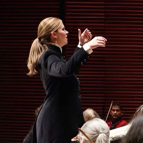 Conductor Kathleen Allan conducting <a href="/ChorusNiagara/">Chorus Niagara</a>  in a performance of Messiah at Partridge Hall

🧥#atelierrosemarieumetsu 
📸 #laurengarbuttphotography