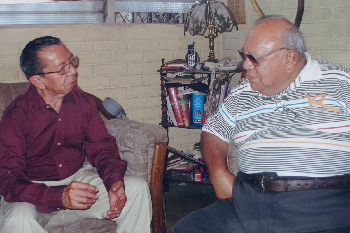 En paz descanse don Ramiro Gálvez Martínez el sastre de las imágenes de pasión. En la foto con Héctor Gaitán quién lo entrevistó para el periódico Al Día. (Febrero 2009 Santa Lucía Cotzumalguapa)
#lacalledondetuvives