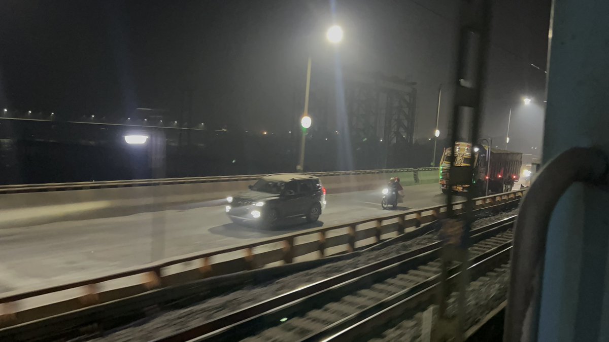 PantryCar's tweet image. Crossed Farakka Barrage! Properly seeing it after 15 years almost! 

Fond memories ♥️

#Farakka #Hooghly #Ganga #WestBengal