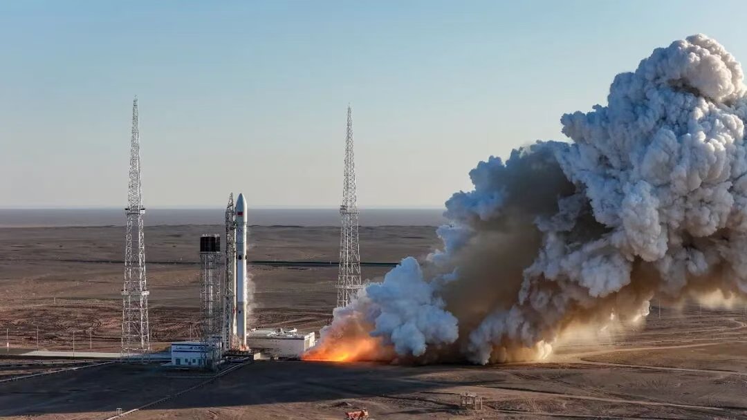 wulei2020's tweet photo. China's #LongMarch12B reusable rocket has passed a #staticfire test at the Jiuquan commercial launch pad.
This next-generation, four-meter-class launch vehicle utilizes a liquid oxygen-kerosene propulsion system & boasts a payload capacity of about 20 tonnes to near-Earth orbit. https://t.co/IeeT4nFzr6