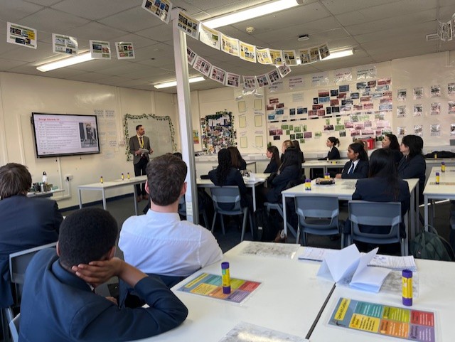 PATKingsSchool's tweet image. This afternoon, our Year 11 Scholars welcomed former King’s student George Edwards for an inspiring Economics session. Now working at HM Treasury, George shared his career journey and insights with our #Scholars students. Thank you for taking the time out of your role, George! ✨