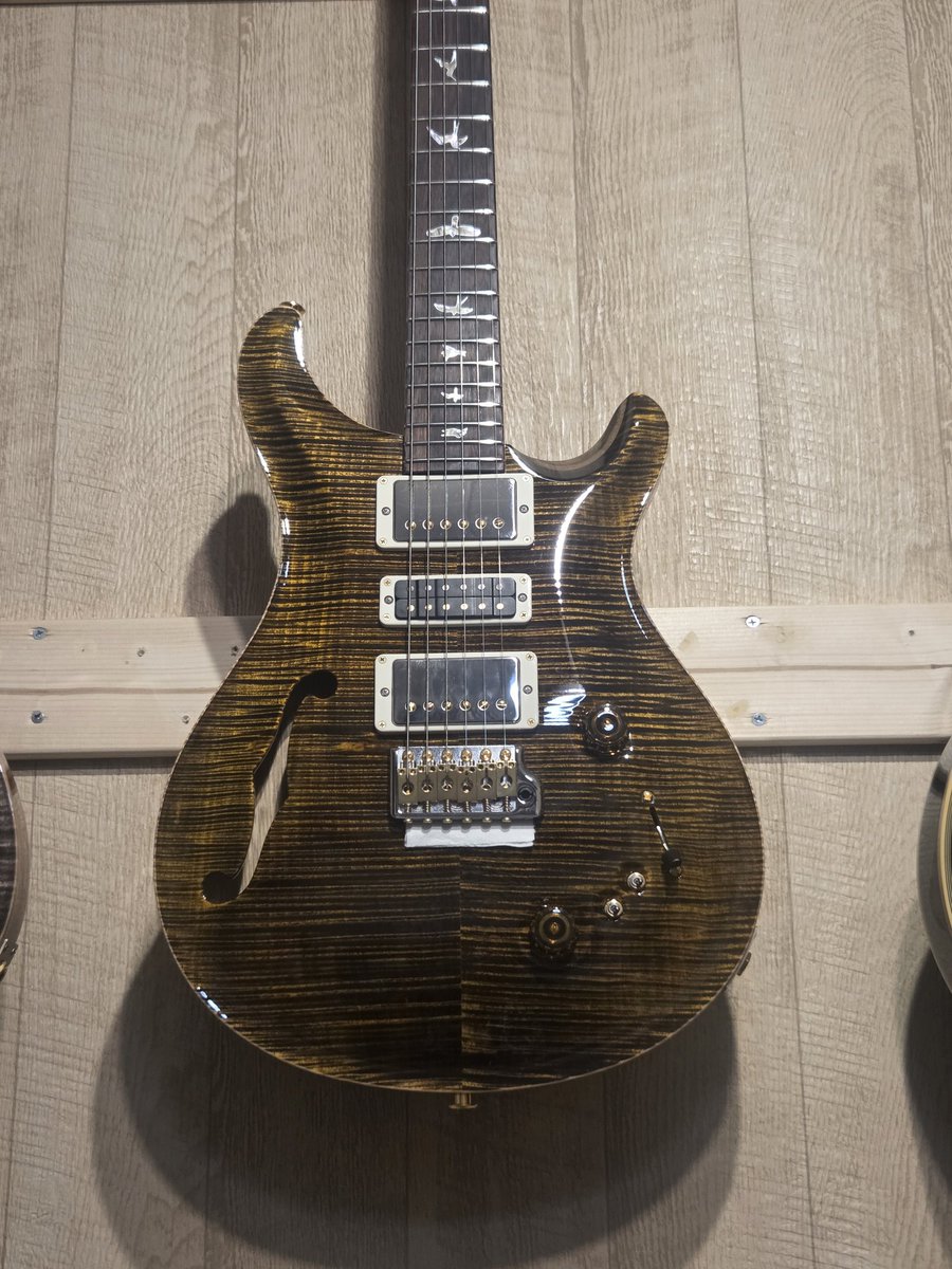 ZAKKS9's tweet photo. まいにゅーぎぁ！
40thを購入しました！
S楽器k店kさん
S楽器mm店iさん
お世話になりました! https://t.co/ewkaMewpLZ