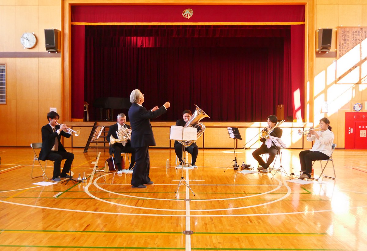 今日はハーツウインズ金管五重奏で小学校にて演奏。
音楽監督による金管楽器の解説付き。
質問コーナーでは鋭い質問が多くこちらは感心するばかり😅

#ハーツウインズ