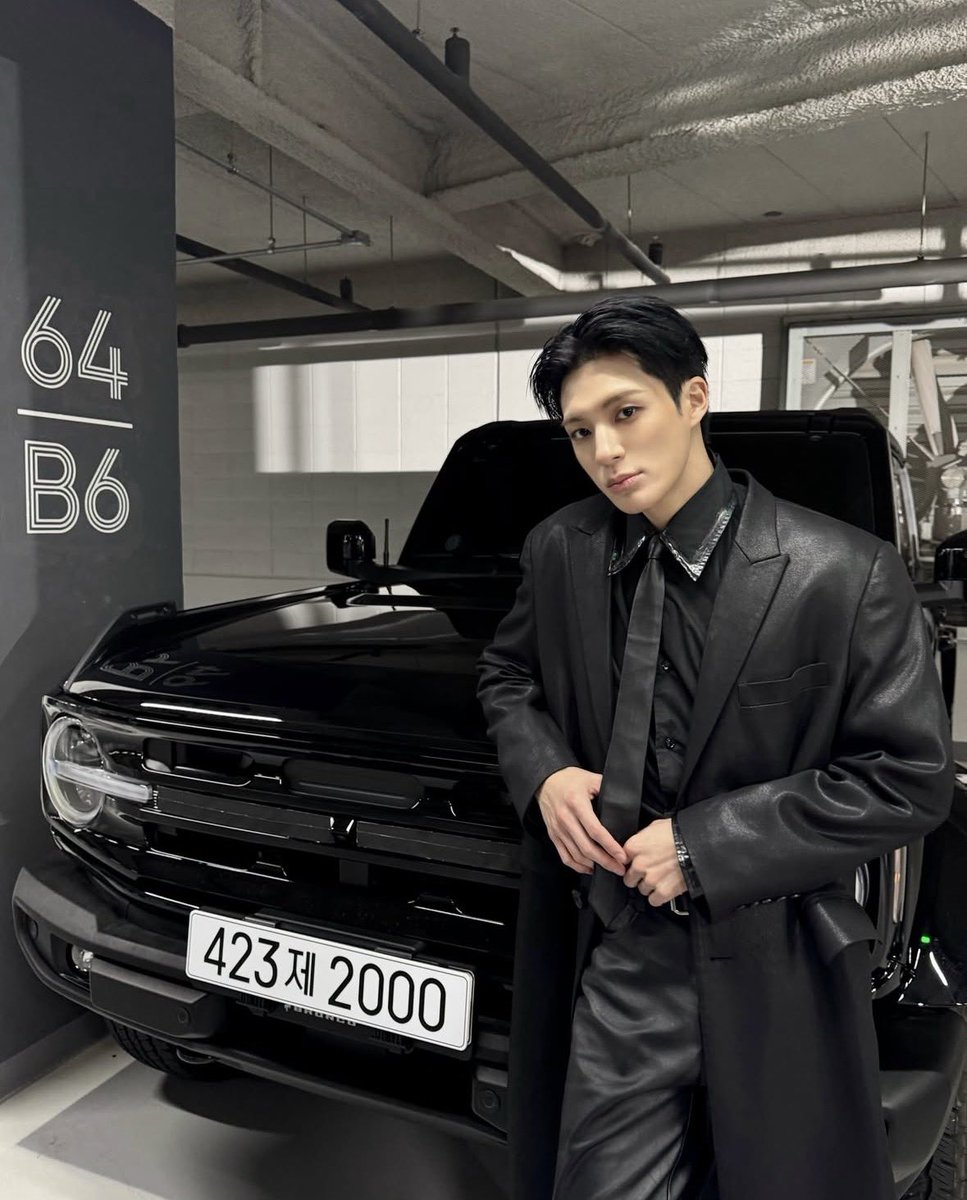 aijiyw's tweet image. jeno noticing the customised “423제 2000” license plate 🥹