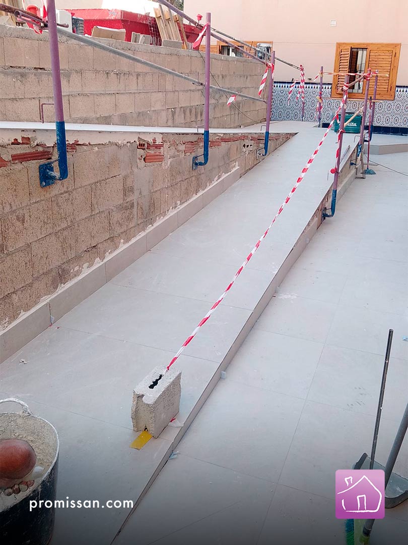 Promissan's tweet image. La #construcción de una #rampa trasforma el espacio de inaccesible a #accesible, algo de lo que todos los #vecinos se benefician. 
¿Cómo se encuentra la entrada a tu edificio? 
Obras en ejecución ▶ promissan.es/obras-en-ejecu…