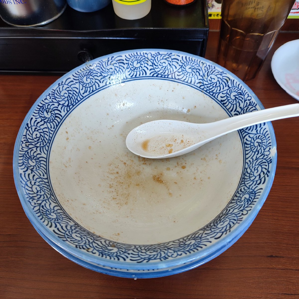SASAMASA310's tweet photo. 松木田田さんで小ラーメン、ニンニクマシマシ、野菜マシ、脂マシマシと紅生姜をオーダー。味付き脂に紅生姜で野菜を食べ、麺をすする。お酢を少々加え味に深みが増す感じで食べ進め、野菜とニンニクのおかわりを食べて完食です。今日も美味しく頂きました。 https://t.co/Aw2yBZxst3