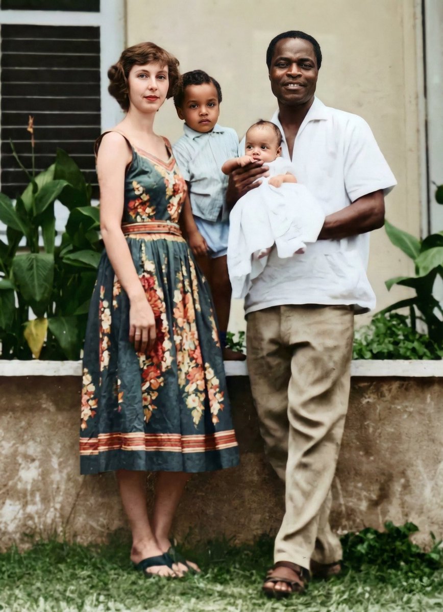 Yorubaness's tweet image. Baby Sade Adu (being carried by her dad-Adebisi Adu) with her mom &amp;amp; brother in Ibadan, 1959

Happy birthday to a Legend 🖤🤩