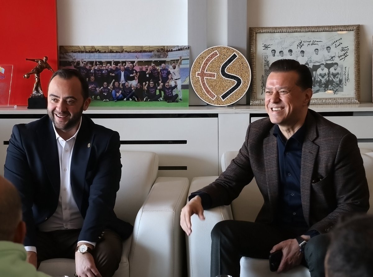 Bu şehrin formasına omuz vermek, bu armaya sahip çıkmak benim için bir gönül meselesidir.
Elias Durmaz ve Christopher Jakob Aydemir’in kulübümüze kazandırmaktan büyük mutluluk duyuyorum. 

Bu katkı bir sponsorluktan öte; Eskişehir’e, bu armaya ve bu sevdaya duyduğumuz vefanın bir