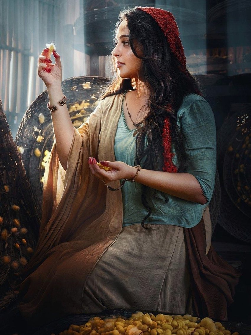 17 years ago today an actress created history winning Sankranti in 2009. Arundhati is only Lady Oriented movie to achieve feat remains untouchable till date🔥 #AnushkaShetty to make her ferocious comeback with #Kathanar trailer dropping soon!