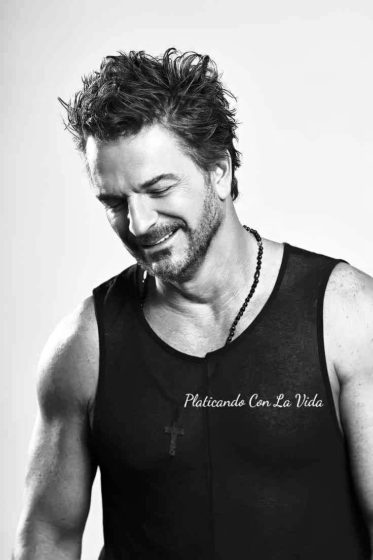 Nereura9's tweet image. Dijo una vez Ricardo Arjona: “Hay días en los que uno no quiere vivir, pero tampoco quiere morirse. Solo desaparecer un rato, a ver si el mundo se da cuenta de que duele. Y no por drama, sino porque también uno se cansa de aguantar como si nada pasara. Te rompiste mil veces en…