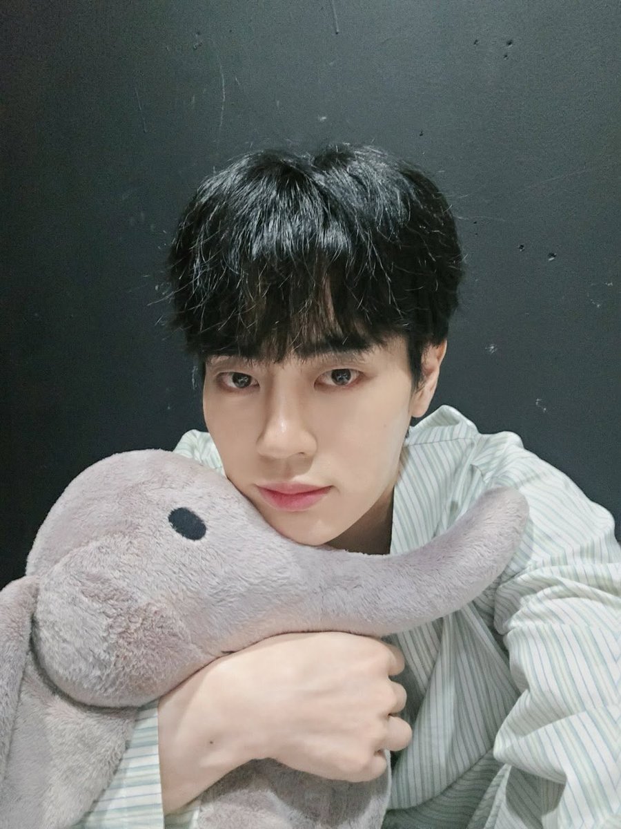 [Instagram Story]
260116 arthus_artists Instagram 

[Arthus Initium : 김지온 배우] “정신병원에서는 모든게 겉보기와는 다르다는 걸, 원장선생님은 아셔야죠” 
연극 김지온 마이클의 둘공이 올라갔습니다. 
재미있게 보셨나요? 비밀을 감추고 그린버그와 거래를 시작하는 김지온 마이클은 3월