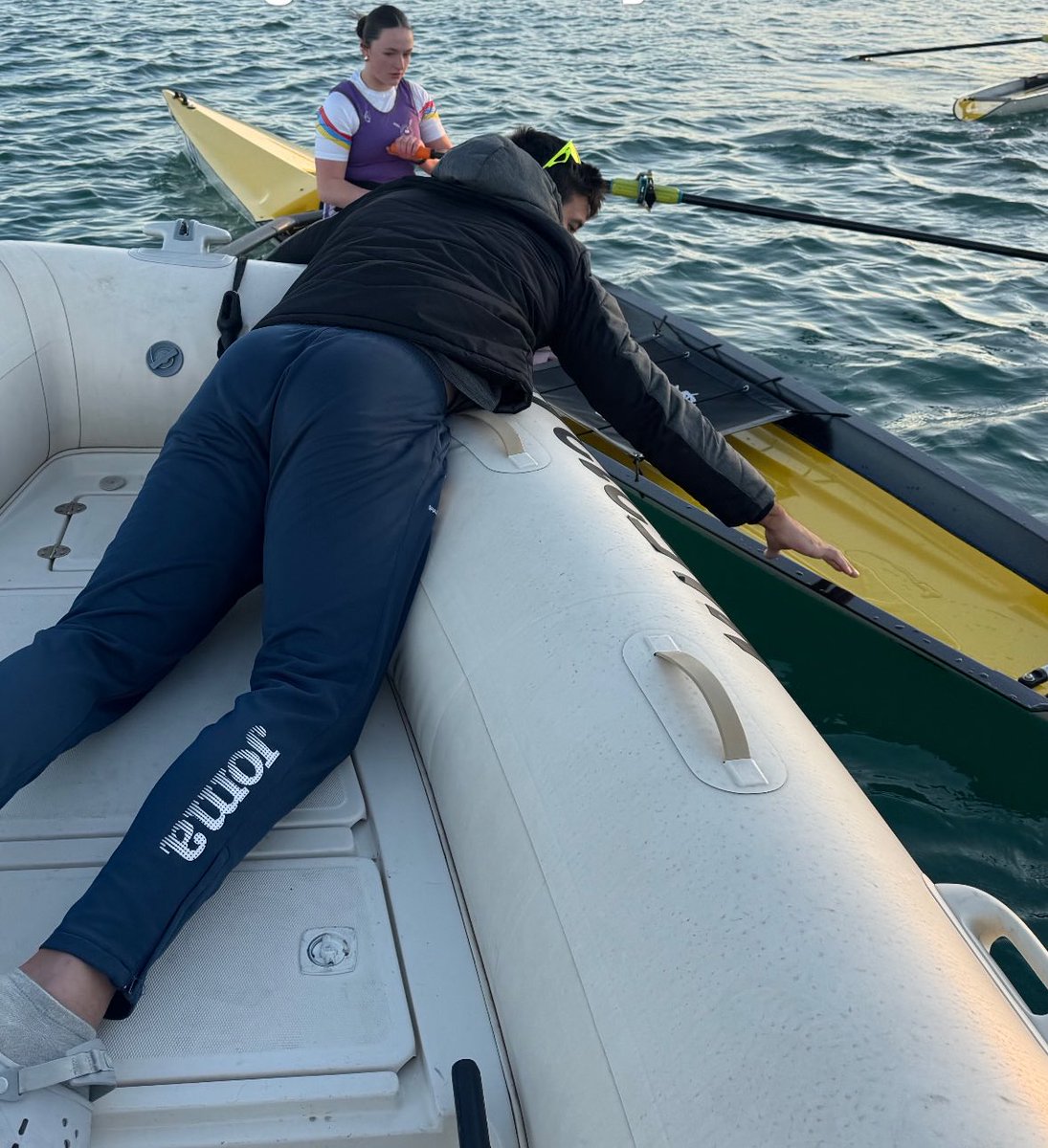 Quédate con el deportista que, en plena pretemporada y en su camino a los Juegos Olímpicos, dedique su tiempo libre a hacer mejorar a los jóvenes.

🇪🇸 Ander Martín ha dedicado los primeros días del año a aconsejar a los chavales que entrenan beach sprint estos días en Torrevieja.