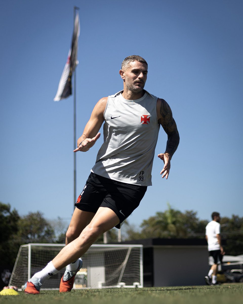 ⚠️ Agora!

Vegetti avisa ao Vasco sobre proposta do Cerro Porteño e comunica desejo de sair do Cruzmaltino.

O atacante de 37 anos já tem um acerto com o clube paraguaio para um contrato de 3 temporadas.

O Vasco não forçará a saída do Pirata.

🗞️ <a href="/geglobo/">ge</a> | <a href="/brunomurito/">Bruno Murito</a>
📸