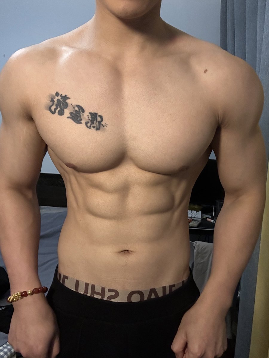 ShaHan94337's tweet photo. #体形差 #反差 https://t.co/nDXQpYC8c6