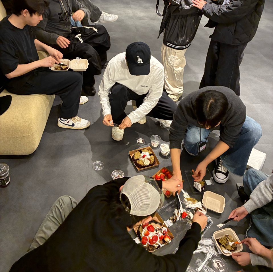 best_in_seoul's tweet image. แบ่งกันกินเค้กน่ารักมสก 🥺 อยากให้อยู่ครบๆ 😭😭😭