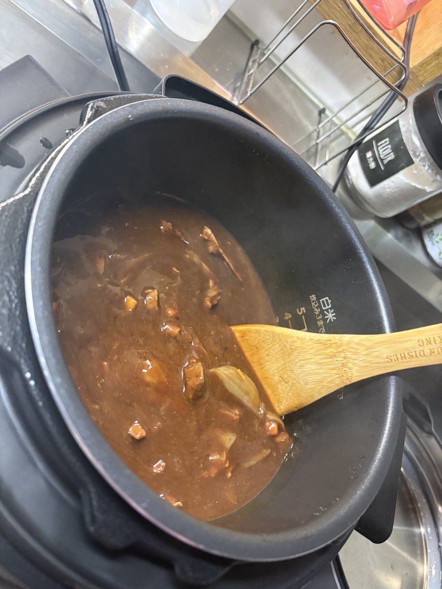 color_order's tweet photo. 嫁さんが牛タンシチュー作ったけどバカうま🐄
煮ただけの時点でもめちゃくちゃえぇ匂いやった😭 https://t.co/P1yYf0jwVM