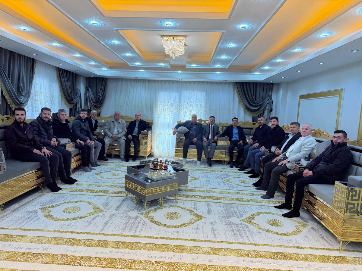 İl Başkanımız Sayın Osman TATAR il teşkilatımızla beraber Cizre Tayyan Aşireti ileri gelenlerinden Sayın Hasret BİNZET'i evinde ziyarette bulundular. Samimi sohbetleriyle bizi ağırlayan Sayın BİNZET'e misafirperverliklerinden dolayı teşekkür eder çalışmalarında başarılar dileriz.