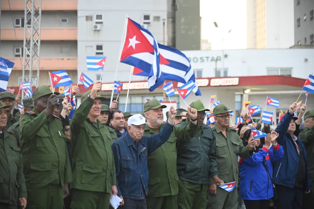 GobiernoCuba's tweet photo. El pueblo combatiente marcha en homenaje a sus héroes caídos en #Venezuela. Y marcha también como expresión del inquebrantable respaldo a la Revolución y al socialismo.

La defensa de la Patria es el deber más sagrado. #Cuba es un pueblo de Patria o Muerte.

#CubaEstáFirme https://t.co/VJ8zUjypLN