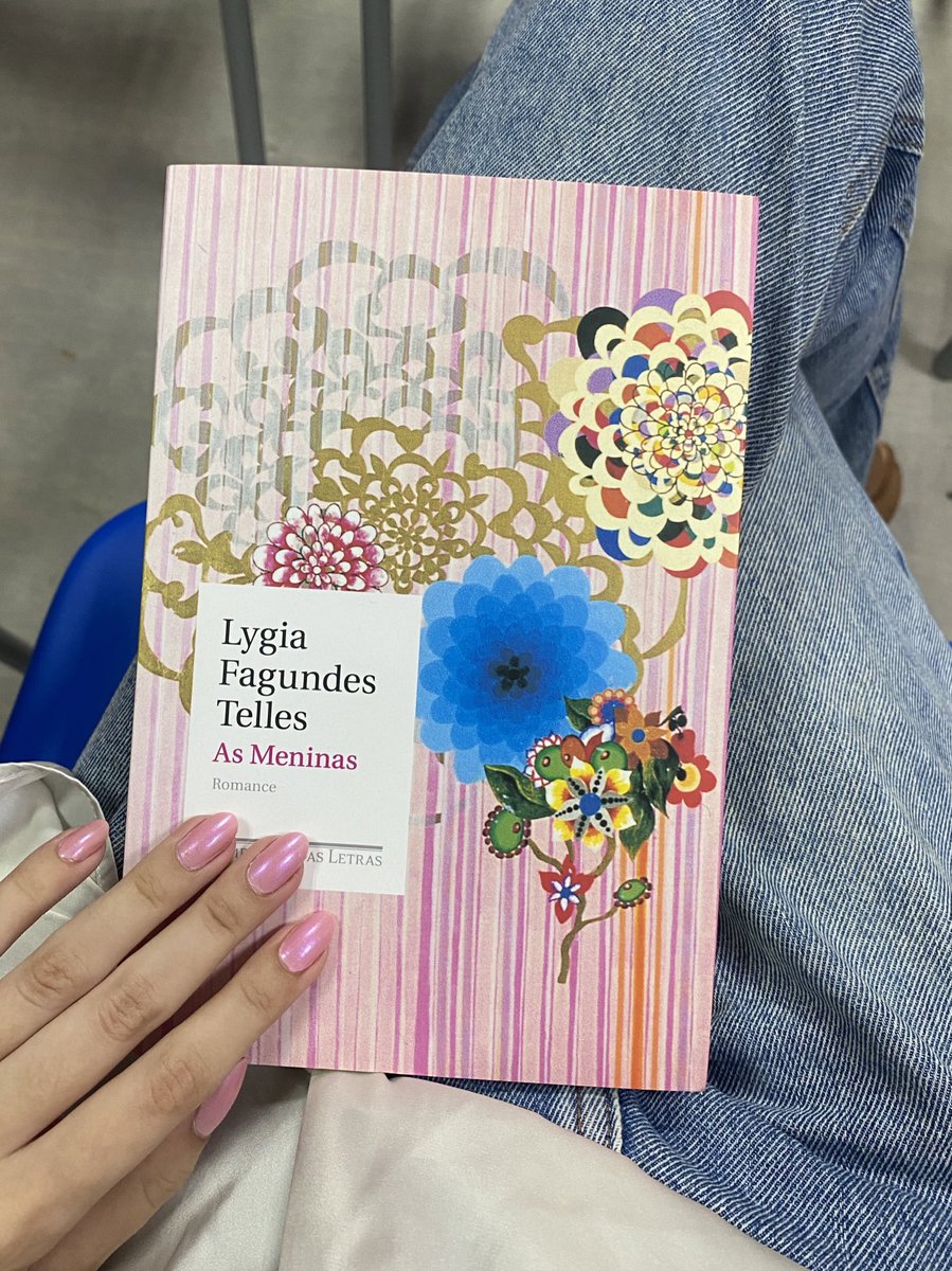 docedechuva's tweet image. nós que combinamos a unha com o livro 💝