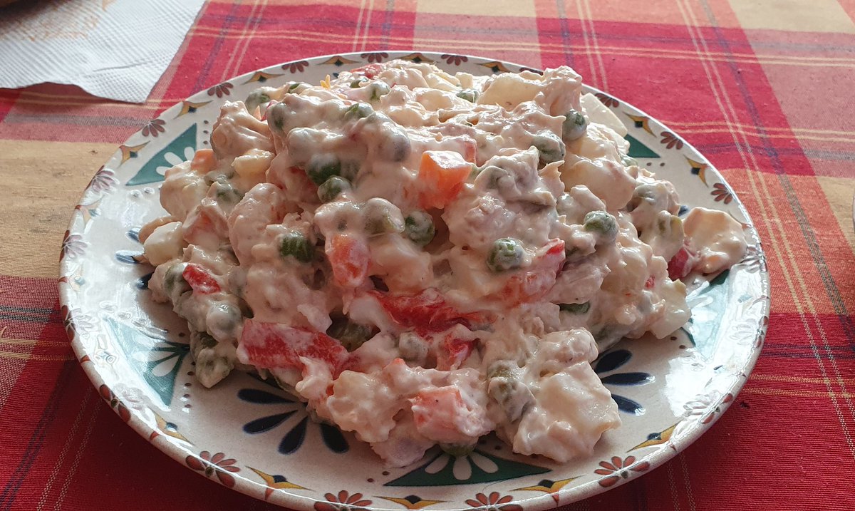 Es hora del Tapeo Gaditano y de recordar que La Ensaladilla es a Peyás!!!
...vamos a dejarnos de moldes, cucharas de bolas para helado, pimentones, siropes y pamplinas.