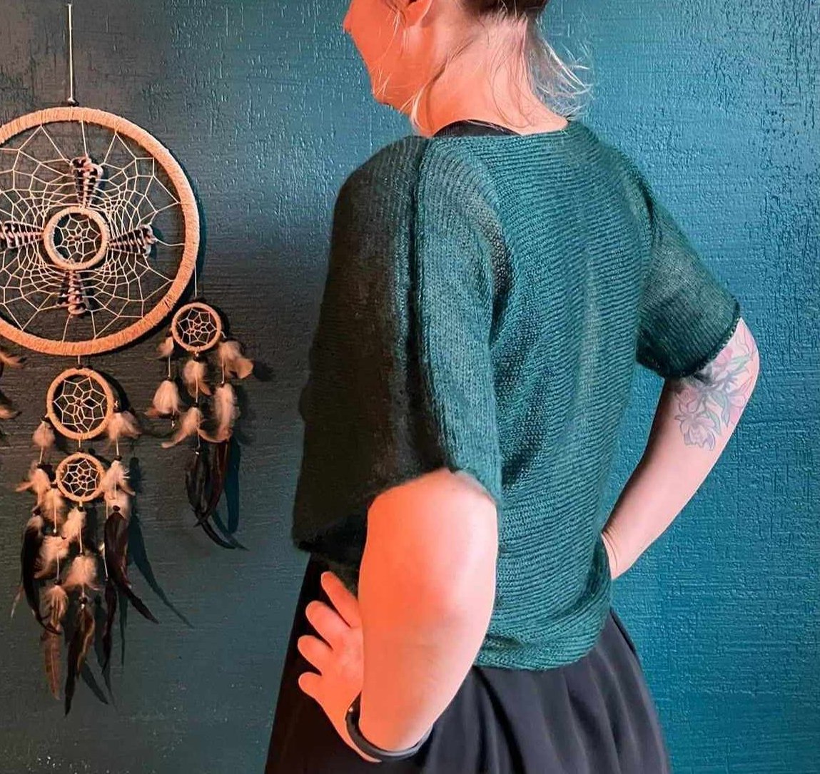 SuperSoftKnits's tweet photo. Dark green mohair & silk cropped bolero 🧶 Handmade, short sleeves, twist design — perfect for yoga or layering #handmade #knitwear #yogasweater #croppedsweater #mohair #bolero
https://t.co/uAxke2cczA https://t.co/zjdwrNg6PC