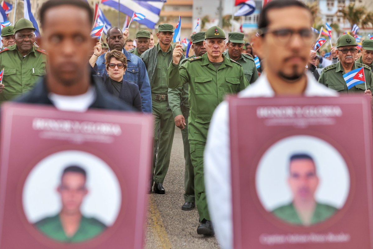 🇨🇺| Hoy decimos como #Fidel:

"Cuando un pueblo enérgico y viril llora, la injusticia tiembla".

#HonorYGloria