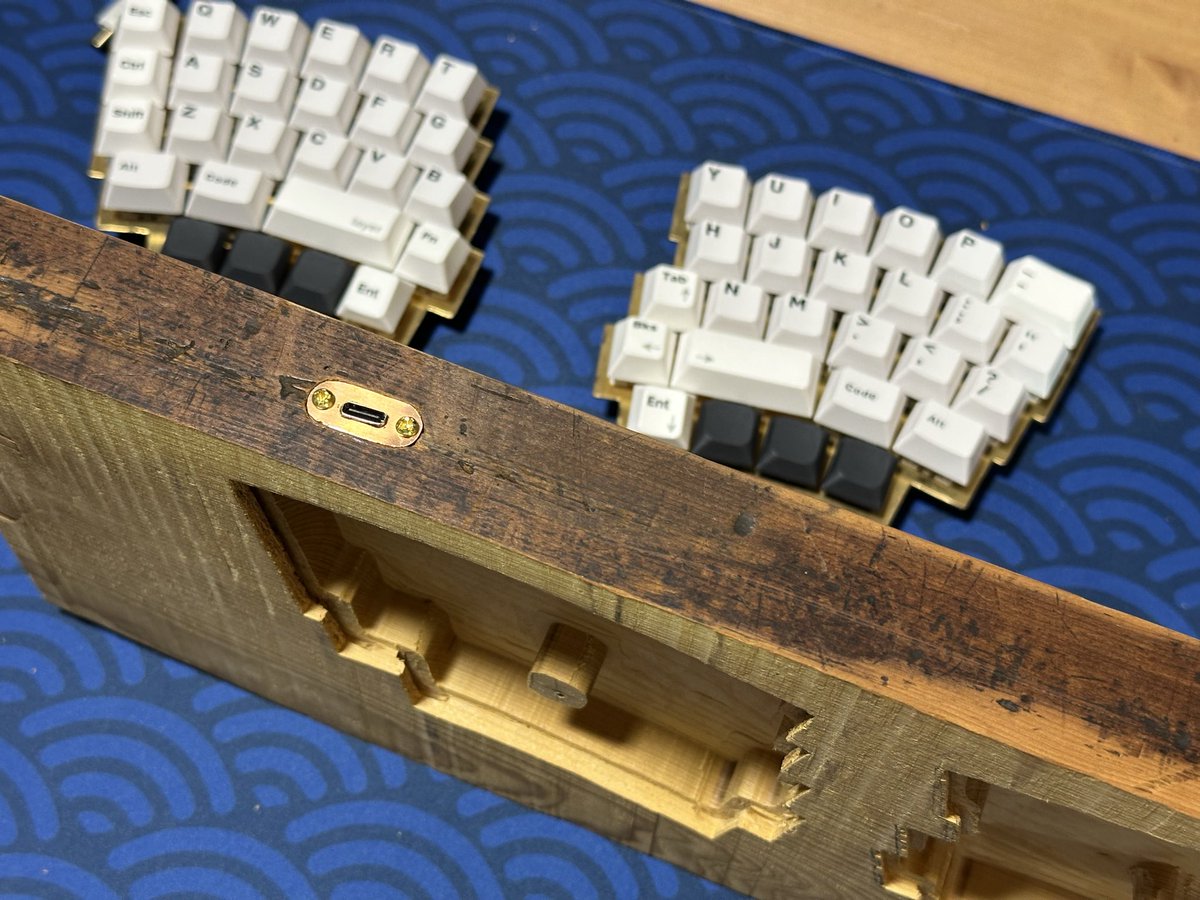 ケース表面まったく削ってないけど
試作品1号機より綺麗に
USB端子が作れました！☺️