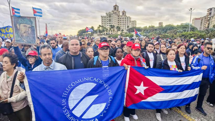 Una vez más nuestras calles son testigo de la unidad de su pueblo. Son miles los cubanos que se suman hoy a honrar a sus  combatientes caídos.
#HonorYGloria